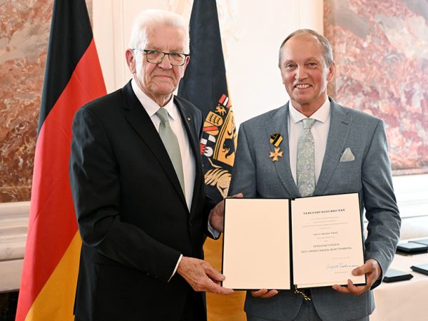 Nach der Geschäftsübergabe geben sich Herr Feeß und Herr Ludwig die Hand