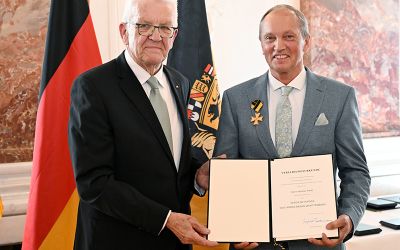 Nach der Geschäftsübergabe geben sich Herr Feeß und Herr Ludwig die Hand