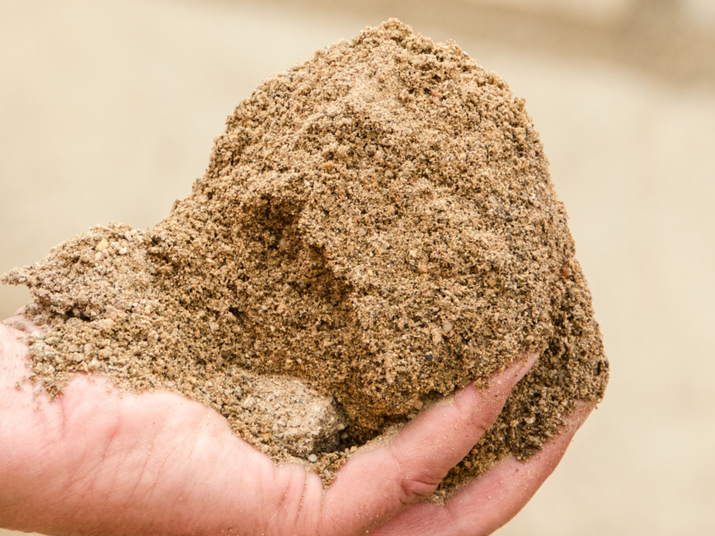 Qualitäts-RC-Sand in einer Hand