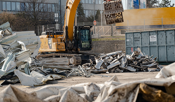 Bagger beim Sortieren von Abbruchmaterial